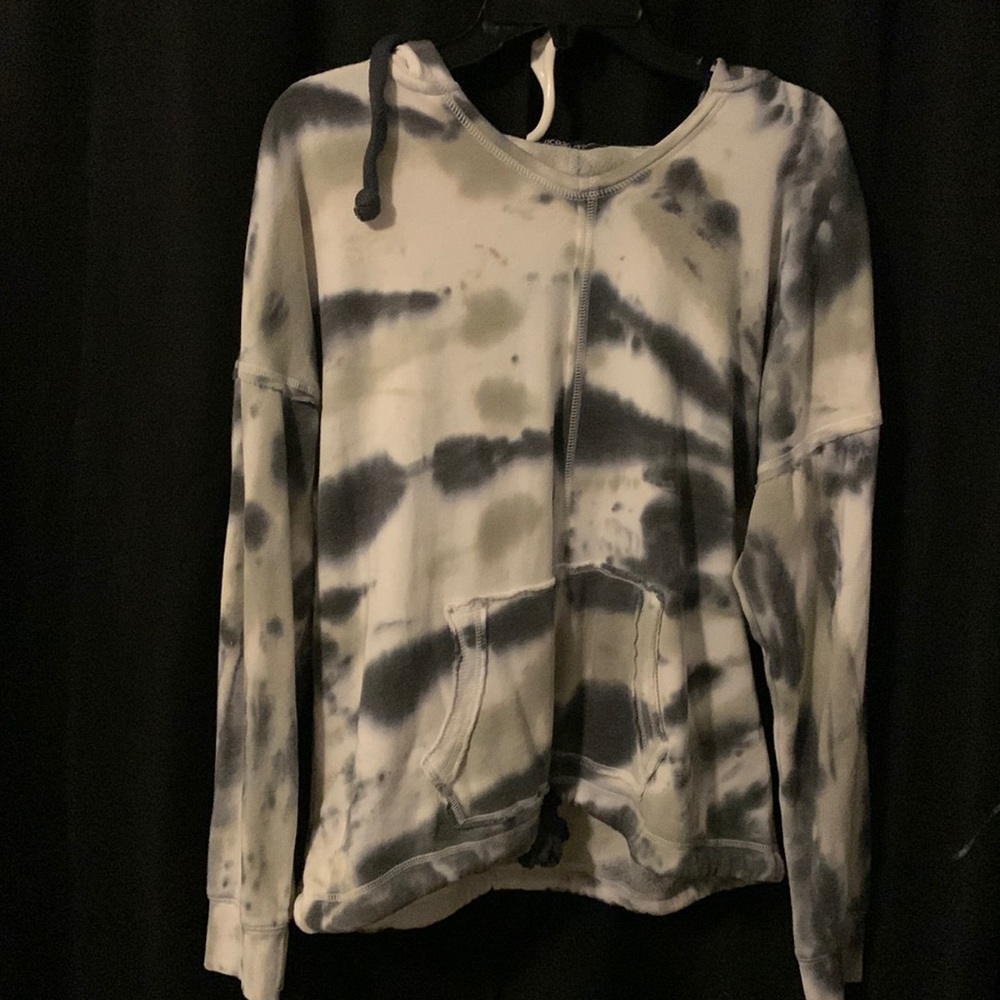 Brand- Ocean drive, Size- Medium (fits large), Colors- tie dye blues and green